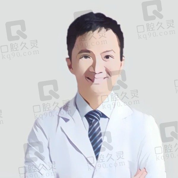 深圳慈恩齿科杨林医生精于龅牙嘴凸矫正，骨性牙凸正畸是强项