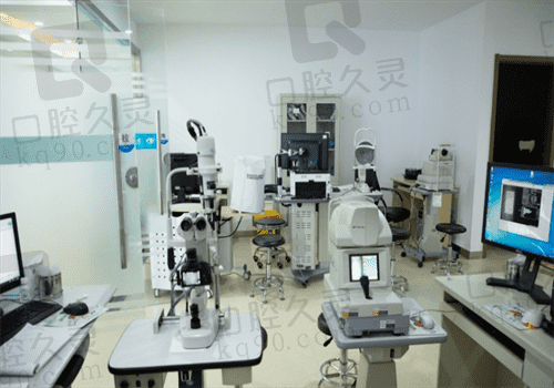 北京民众眼科医院卢宁医生使用设备图