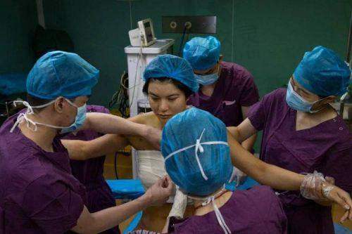 为何武汉本地人追着找包涛做隆胸?